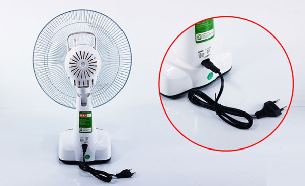 Quạt tích điện vùa dùng vừa sạc có sao không