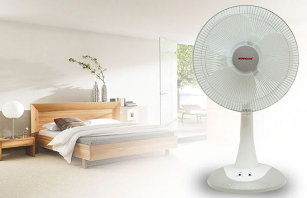 Vừa dùng vừa sạc quạt tích điện có sao không