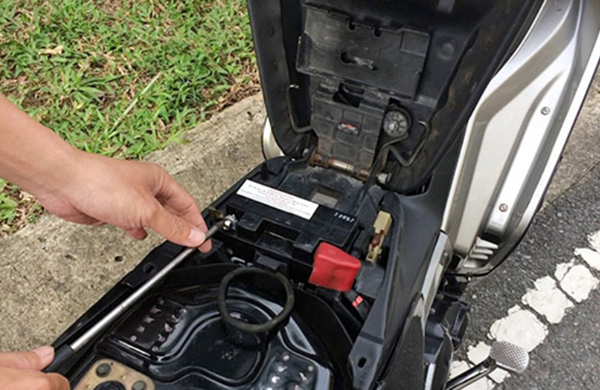 Cách khắc phục bình ắc quy xe máy điện bị yếu