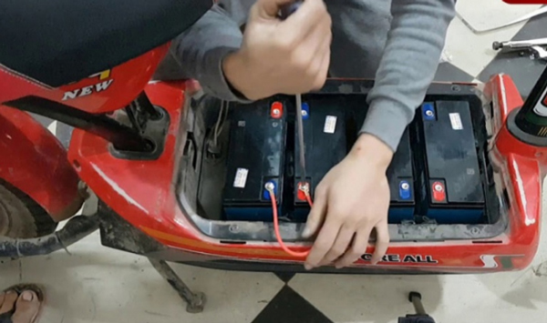 Nguyên nhân và cách khắc phục bình ắc quy xe máy điện bị yếu