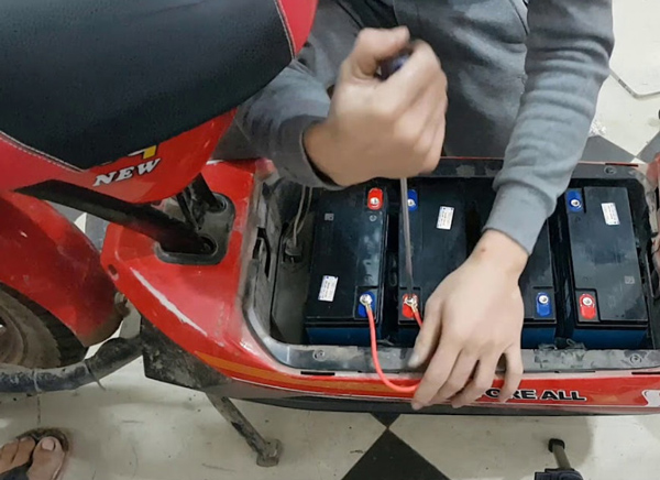 Sử dụng bình ắc quy xe máy đúng cách