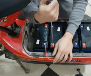 Nguyên nhân và cách khắc phục bình ắc quy xe máy điện bị yếu