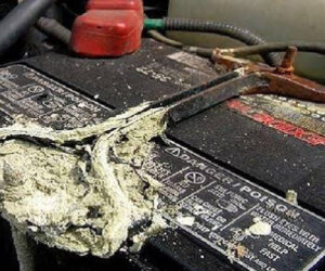 Dấu hiệu và cách xử lý ắc quy bị rò axit